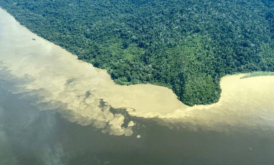 Sedimentos de mineração deixam a água turva perto da foz do Rio Tapajós, na região de Santarém (PA)