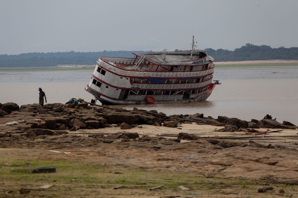 Uma balsa � vista encalhada na Marina do Davi, ancoradouro do rio Negro, cidade de Manaus, estado do Amazonas, norte do Brasil, em outubro de 2023. � Foto: MICHAEL DANTAS/AFP via Getty Images