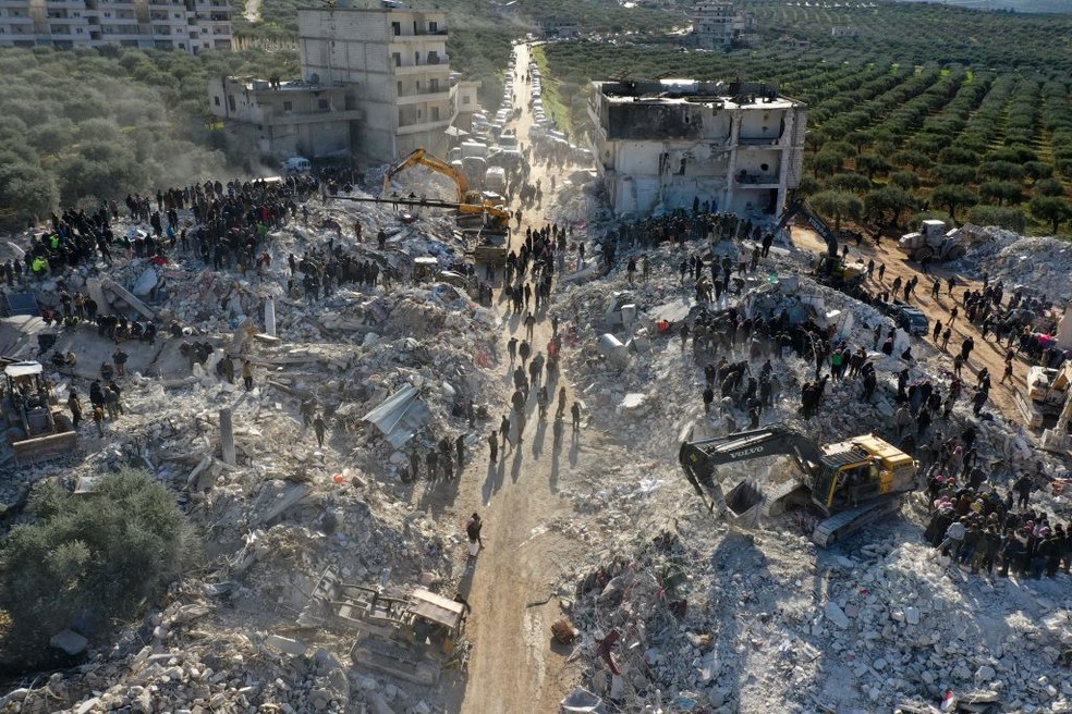 Imagem aérea mostra equipes de resgate procurando vítimas e sobreviventes nos escombros na província de Idlib, no noroeste da Síria, controlada por rebeldes, na fronteira com a Turquia, após terremoto — Foto: Getty Images