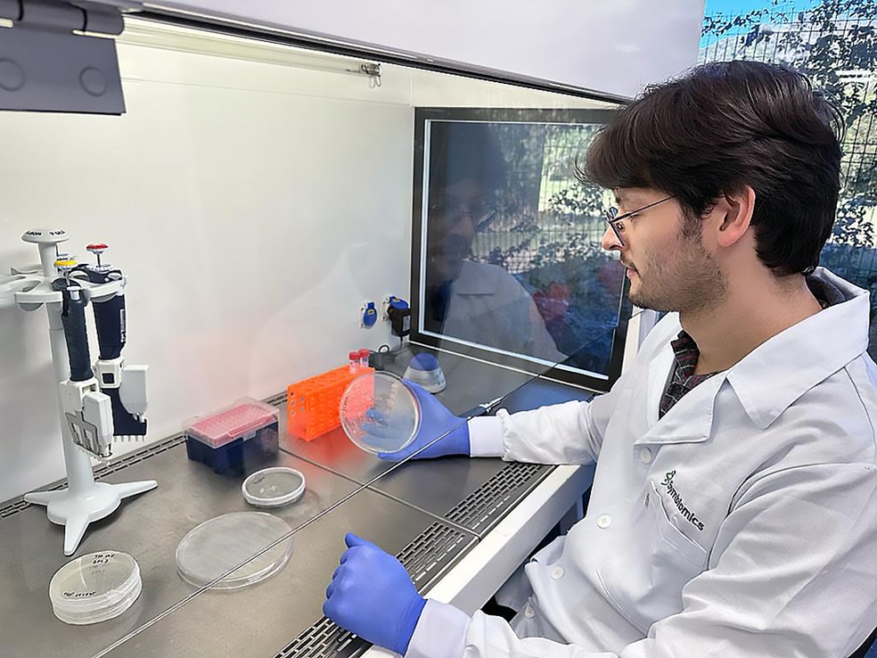 No laboratório da Symbiomics, produtos são desenhados a partir de microrganismos compatíveis com práticas agrícolas, garantindo benefícios duradouros para as plantas. — Foto: Divulgação/Symbiomics