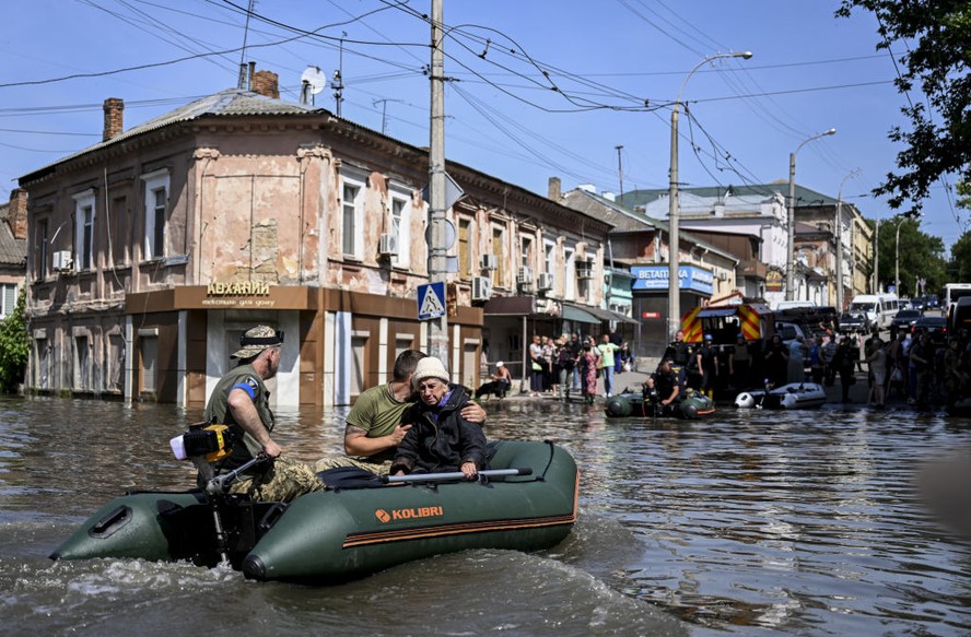 Pessoas evacuam suas casas após a explosão na usina hidrelétrica de Kakhovka, na Ucrânia, em 6 de junho.