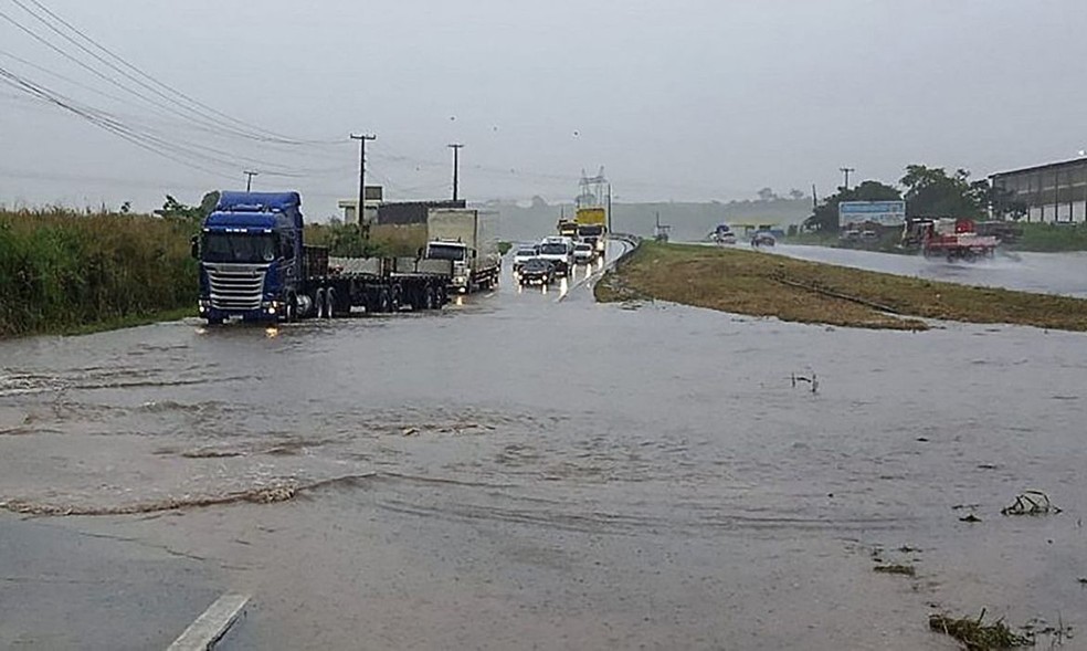 Alagamento inundação enchente chuvas em Pernambuco em julho de 2023 — Foto: PRF /Divulgação