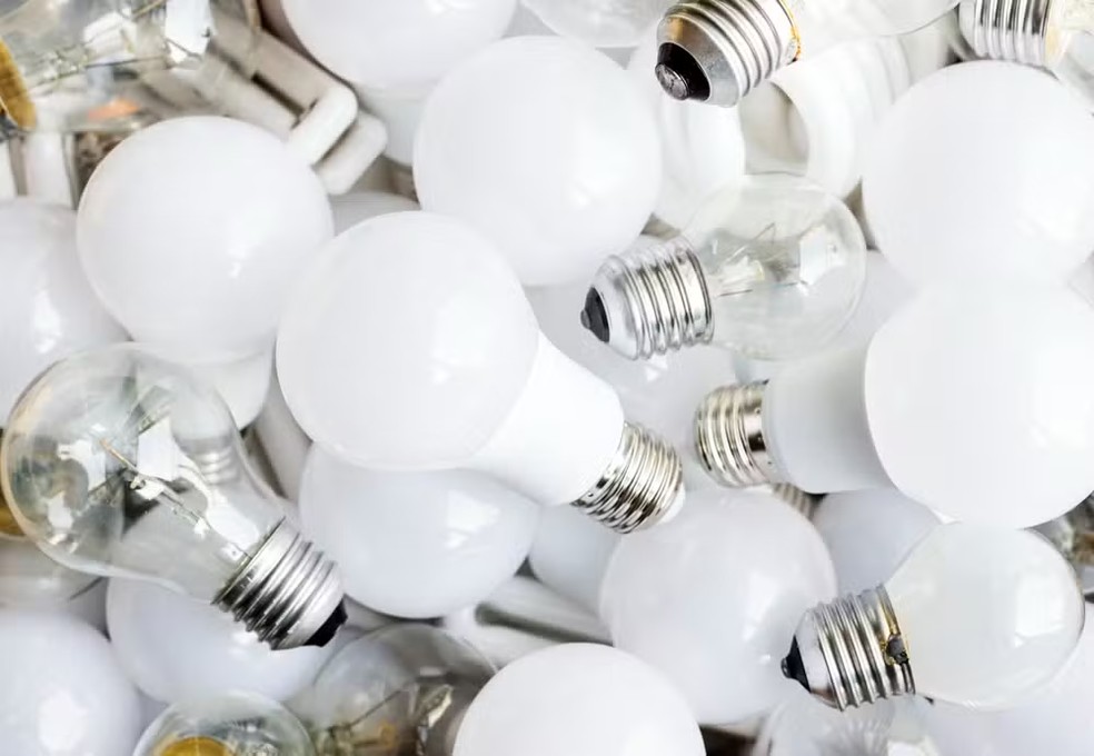 As lâmpadas fluorescentes contêm mercúrio e podem ser prejudiciais ao meio ambiente. — Foto: Freepik/rawpixel.com/Creative Commons