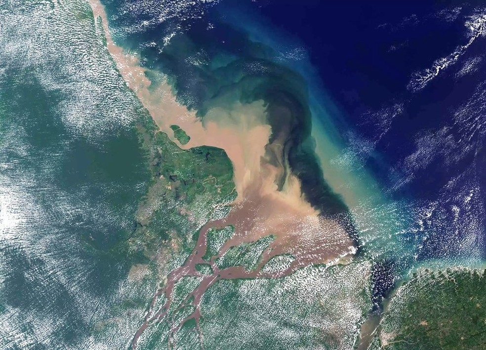 A foz do rio Amazonas, área de prospecção de petróleo offshore visada por empresas de Brasil, Suriname e Guiana. — Foto: Landsat/Nasa