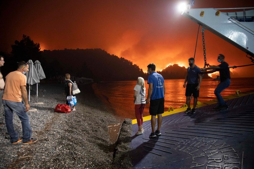 Pessoas sendo resgatadas de Limni, na Grécia