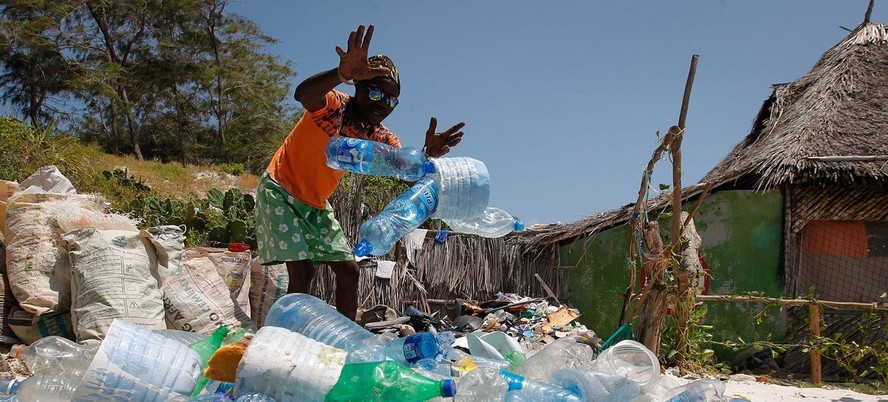 Moradores de Watamu, no Quênia, retiram lixo e plástico da praia