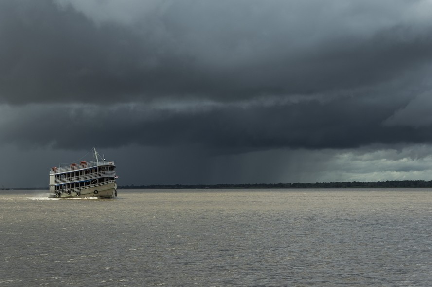 Tempestade se formando sobre o Rio Amazonas.