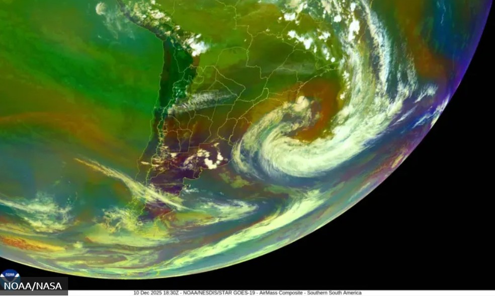 Formação do ciclone extratropical desta semana vista pelas lentes dos satélites da NOAA/Nasa — Foto: Divulgação