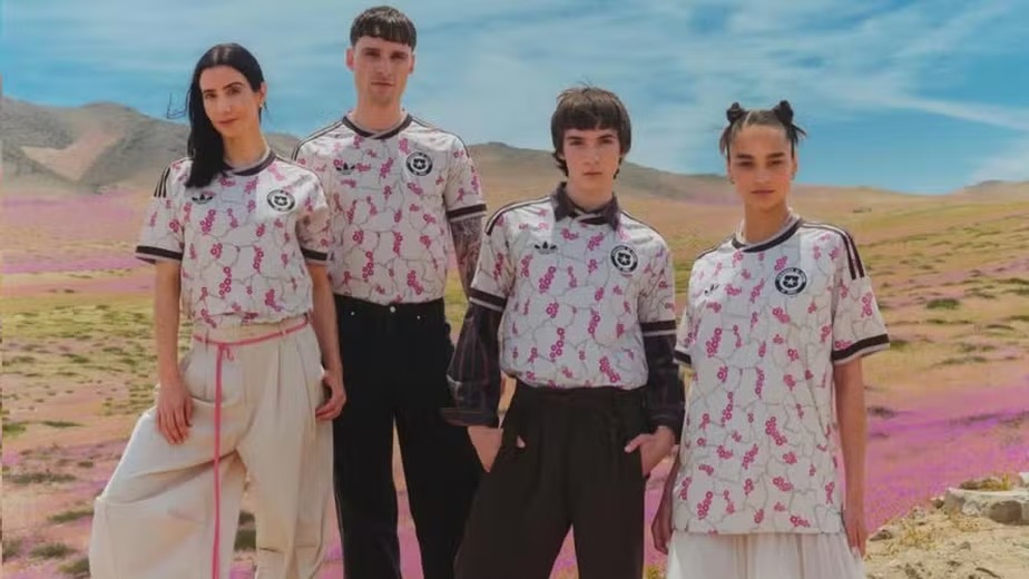 Fora da Copa, Chile lança camisa inspirada em flores do deserto