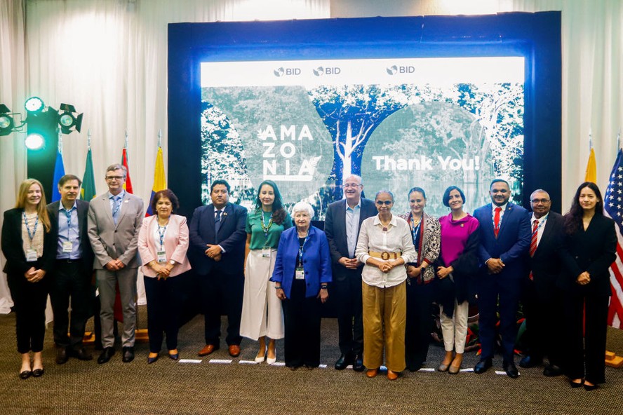 Autoridades como a secretária do Tesouro dos EUA, Janet Yellen, o presidente do Banco Interamericano de Desenvolvimento, Ilan Goldfajn, e a ministra do Meio Ambiente e Mudanças Climáticas do Brasil, Marina Silva, posam para foto após encontro comemorativo do primeiro ano de implantação do programa Amazônia Para Sempre, em Belém