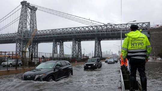 Nova York fica inundada após chuva histórica e declara estado de emergência; veja fotos 