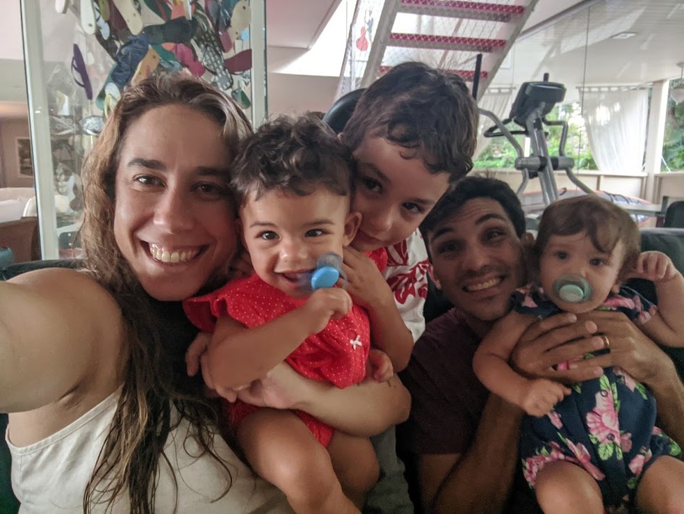Fernanda, as crianças e o marido João.  — Foto: Acervo pessoal