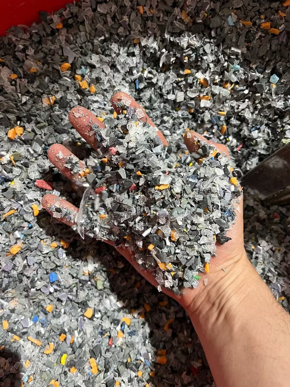 Insumo plástico usado pela Umbloco para criar os tijolos. — Foto: Divulgação