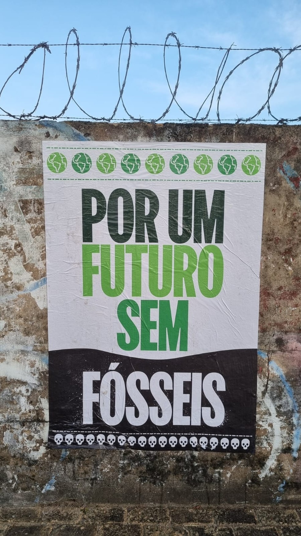 Cartazes espalhados nos muros ao redor de centro de convenções em Belém pedem futuro sem fósseis — Foto: Sabrina Neumann