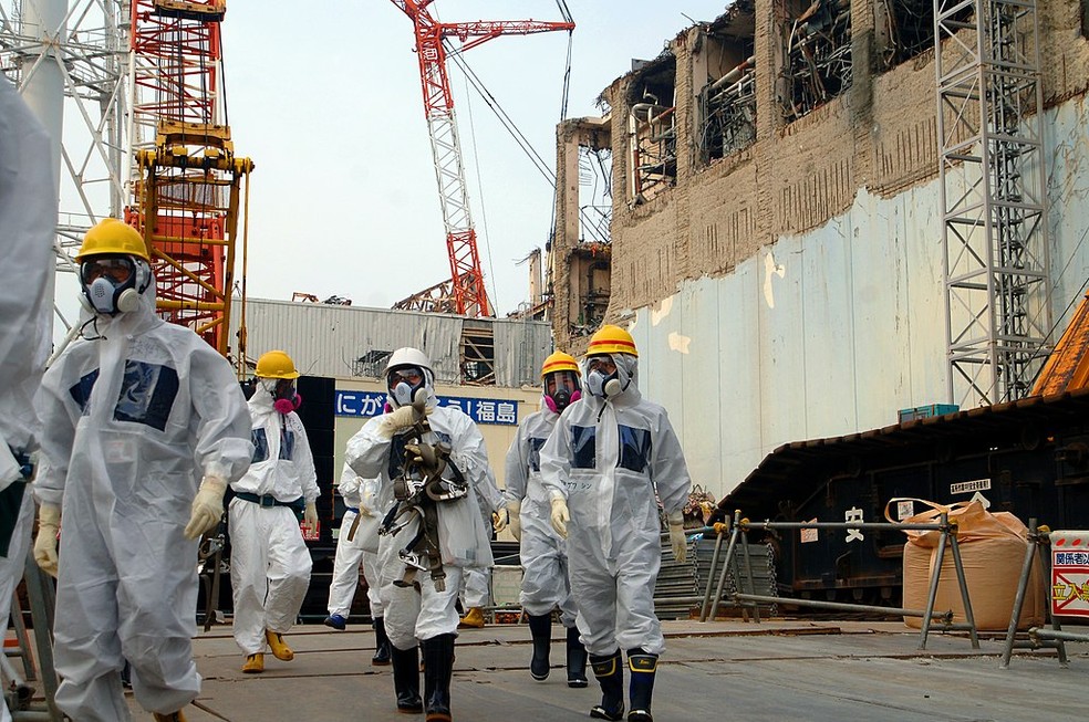 Especialistas da AIEA inspecionam usina nuclear de Fukushima em 2013. — Foto: WikimediaCommons