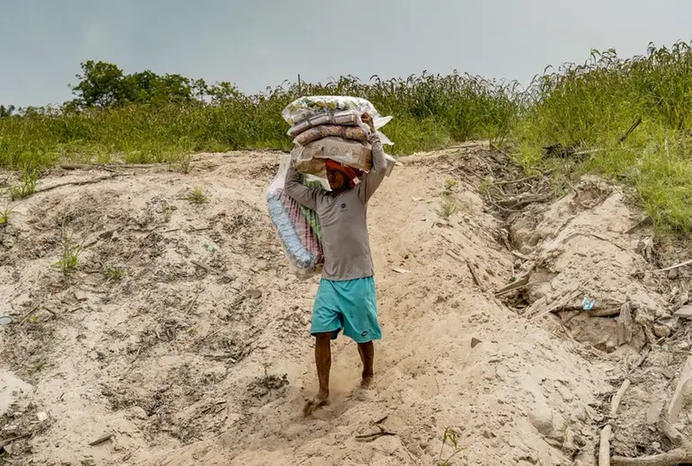 Leandro da Silva, carregador, fala sobre a maior seca em 121 anos que Manaus esta passando. Na Marina do Davi, próximo a Praia do Tupé. — Foto: Rafa Neddermeyer/Agência Brasil