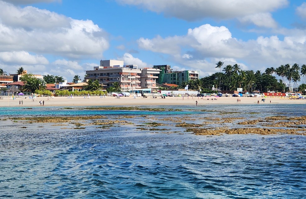 Recifes de corais em Porto de Galinhas; ao fundo, construções avançam sobre a praia. — Foto: Vanessa Oliveira/Um Só Planeta