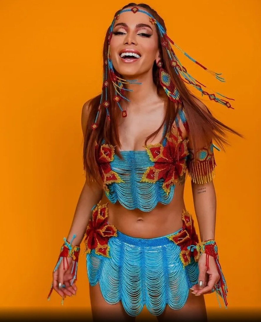 No carnaval de Olinda, Anitta homenageou Cabocla Jurema em fantasia feita por artesãs Guajajara