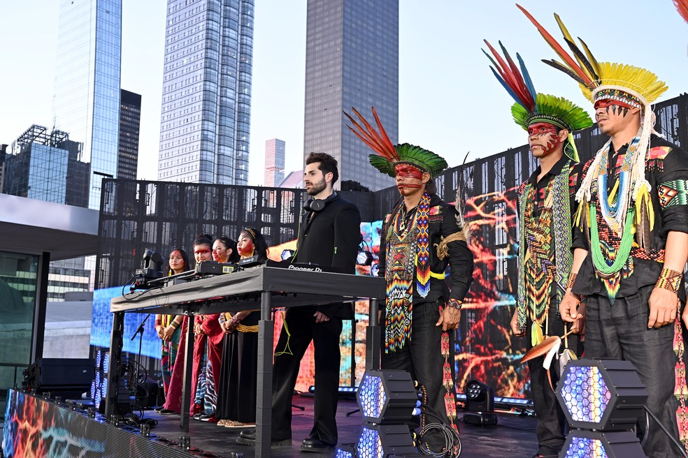 Performance ao lado de artistas indígenas faz parte do mais novo album do DJ  — Foto: Dave Kotinsky / Getty Images 
