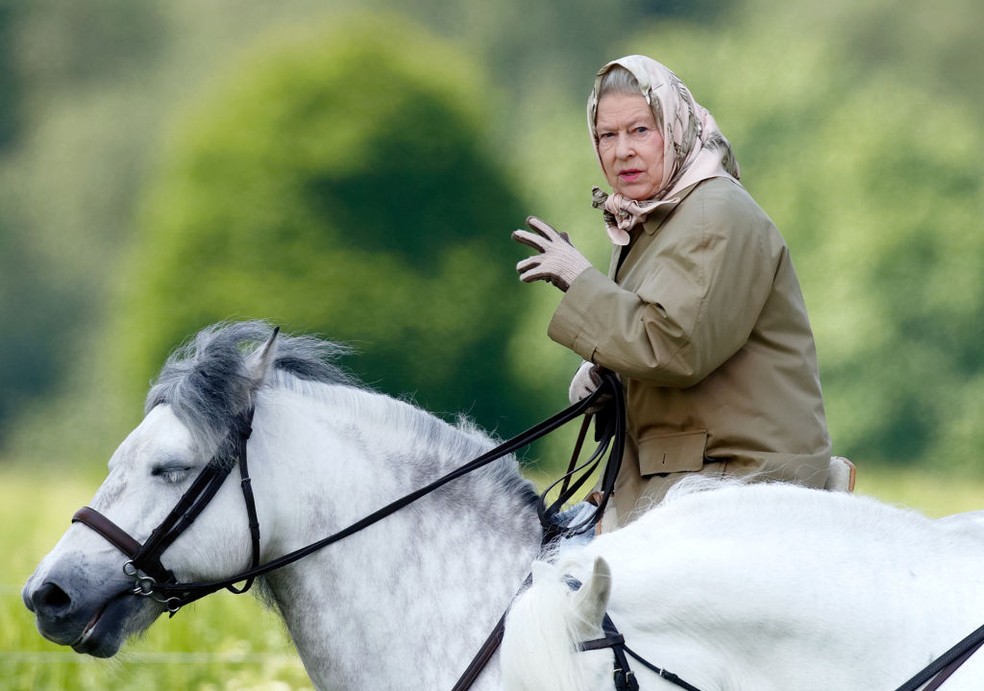 Rainha Elizabeth II cavalgando nos terrenos do Castelo de Windsor em 2006  — Foto: Getty Images