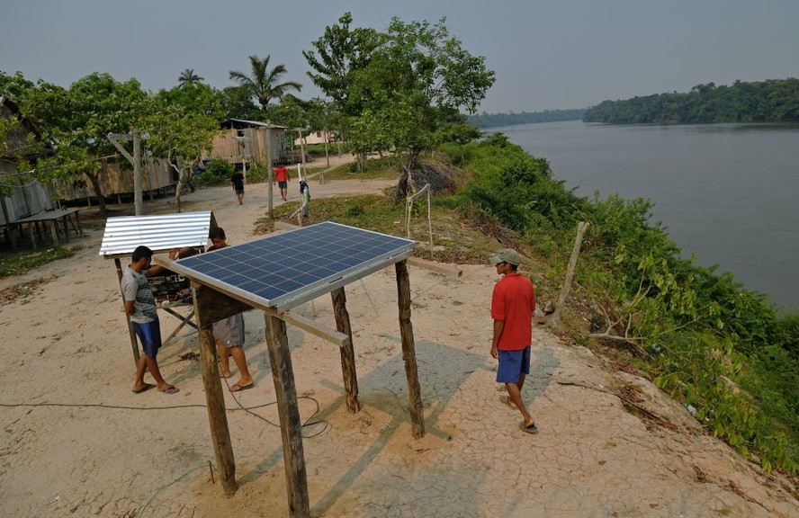 Painéis solares instalados em vilarejo na Amazônia.
