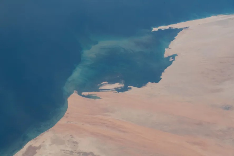 Imagem da costa desértica da Mauritânia, no Oceano Atlântico, perto da fronteira com o Saara Ocidental, no continente africano.