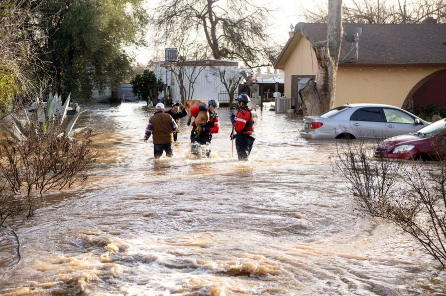 Fortes chuvas de inverno na Califórnia causam mortes e destruição no estado, que enfrenta também efeitos da seca extrema.