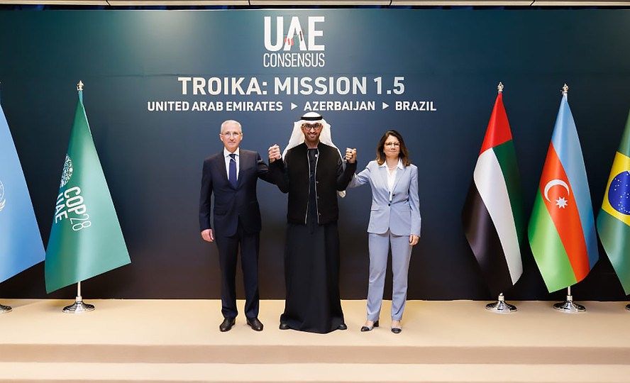 Representantes do Azerbaijão, Emirados Árabes Unidos e Brasil celebram a formação da 'troika', que une esforços pela meta de manter aquecimento global em 1,5ºC.