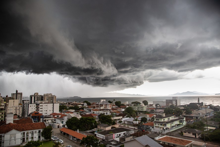 Nuvens carregadas sobre Florianópolis, no sul do Brasil.