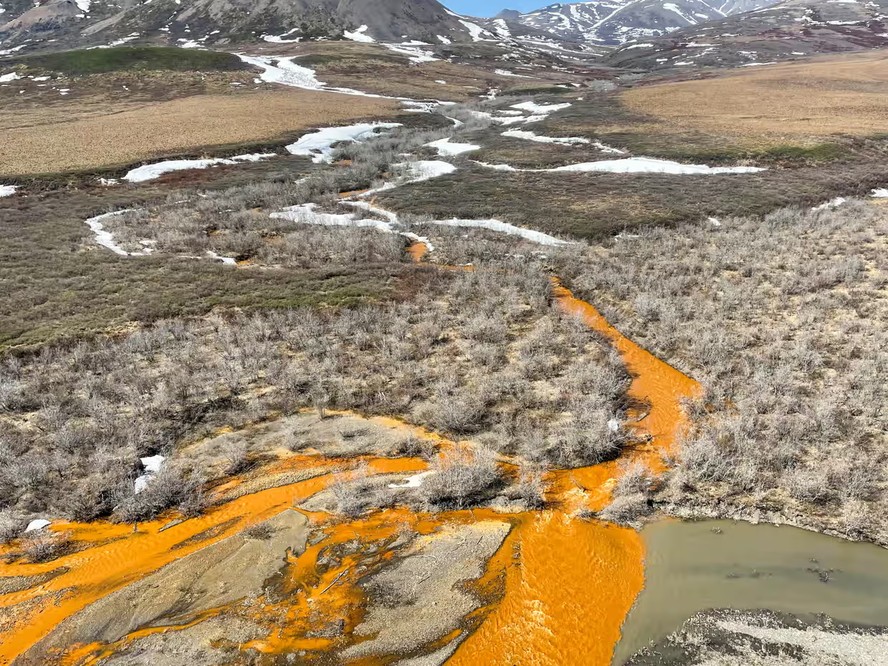 Riachos cor de laranja na cordilheira Brooks, no norte do Alasca.