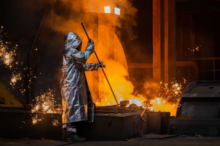Um trabalhador da Thyssenkrupp verifica o alto-forno de uma usina
