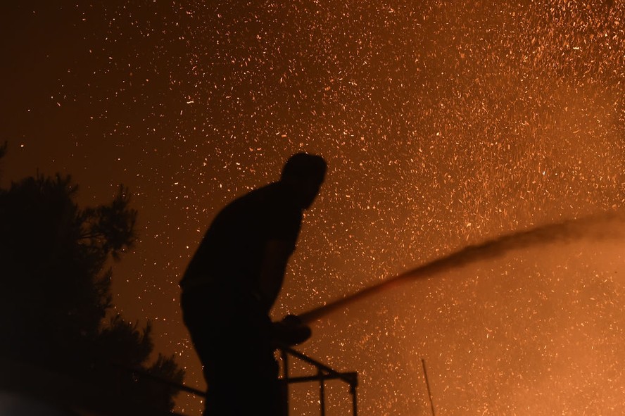 Incêndio perto de Atenas interrompe estrada e deixa centenas de evacuados