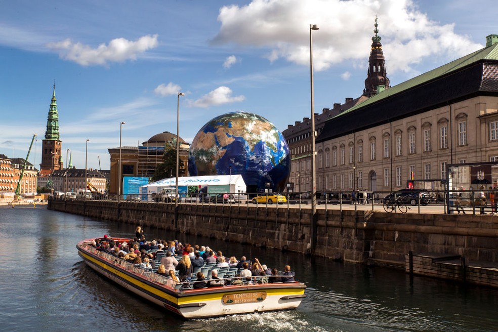 Globo gigante instalado ao ar livre ao lado do parlamento dinamarquês em 2018 em Copenhague, na Dinamarca: ação para ensinar sobre energia verde e aumentar a conscientização climática. — Foto: Ole Jensen/Getty Images