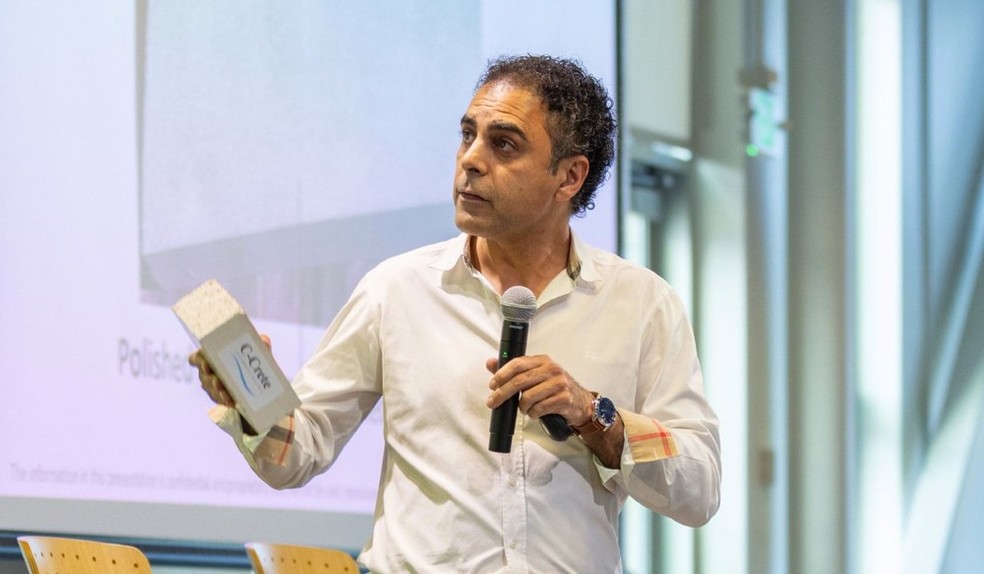 O C-Crete gera uma economia de até 1 tonelada de CO² por tonelada de ligante usado. Na foto, Rouzbeh Savary em sua palestra na reunião anual do Laboratório Nacional de Energia Renovável (NREL) sobre descarbonização de cimento e concreto — Foto: LinkedIn / C-Crete Technologies / Reprodução