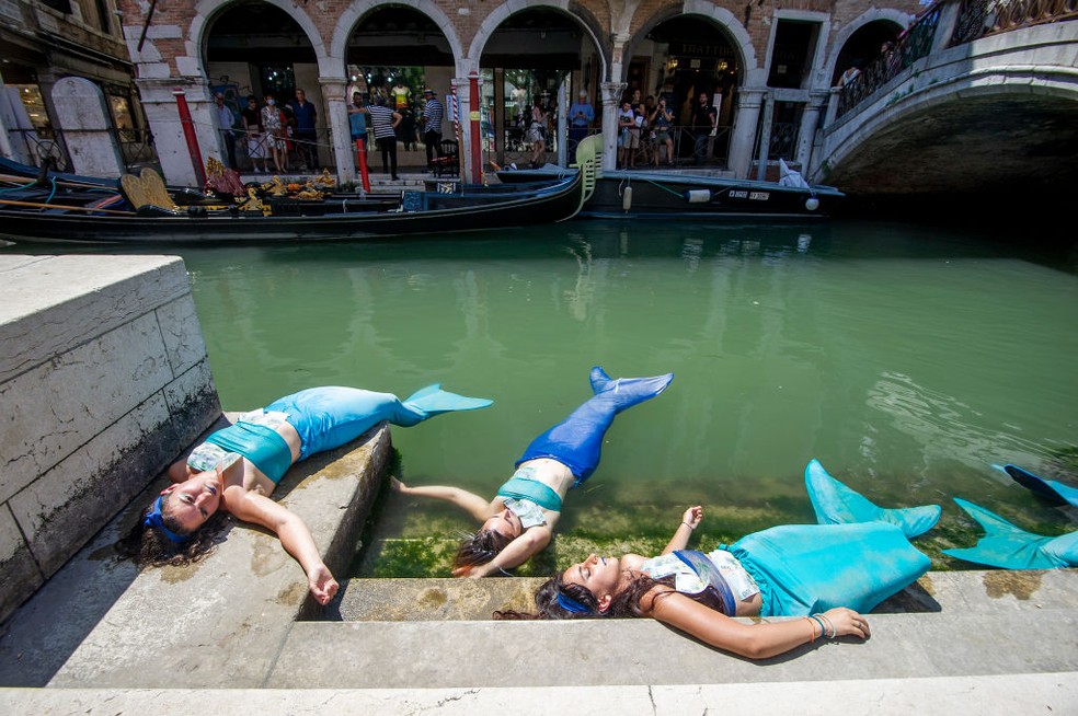 Reunião do G20 em Veneza, Itália: pessoas protestam em fantasia de sereias por medidas mais enérgicas do G20.  — Foto: Luca Zanon/Awakening/Getty Images