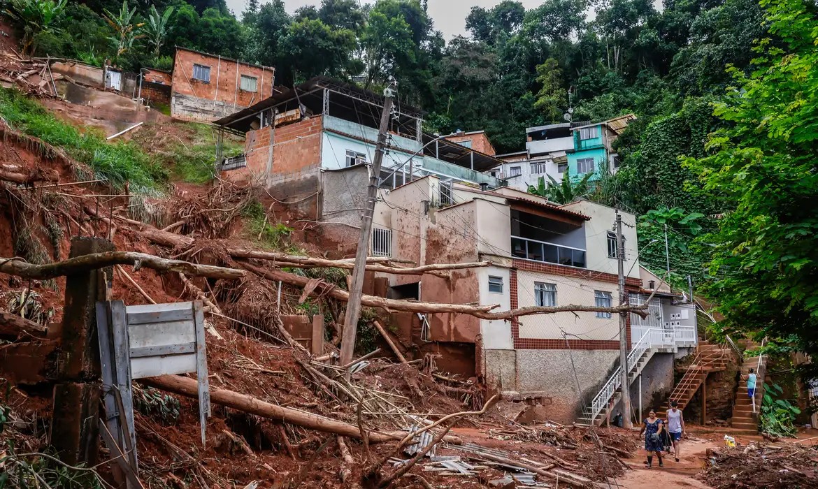 Capa fotográfica da fonte da Terra Adentro: Manual atualizado redefine gestão de riscos ambientais em áreas urbanas do país