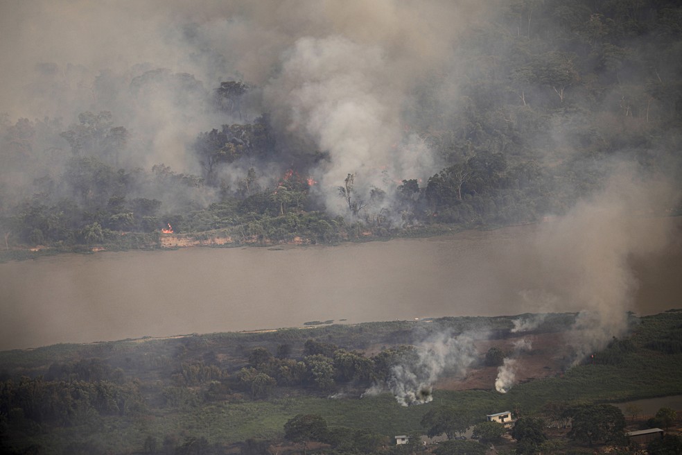 Rio Paraguai em meio aos incêndios no Pantanal. — Foto: Joédson Alves/Agência Brasil