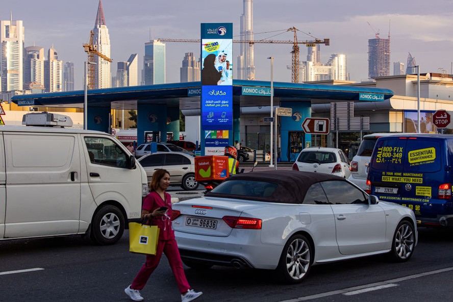 Um posto de gasolina da Abu Dhabi National Oil Co. (ADNOC) no distrito de Jumeirah, em Dubai, Emirados Árabes Unidos