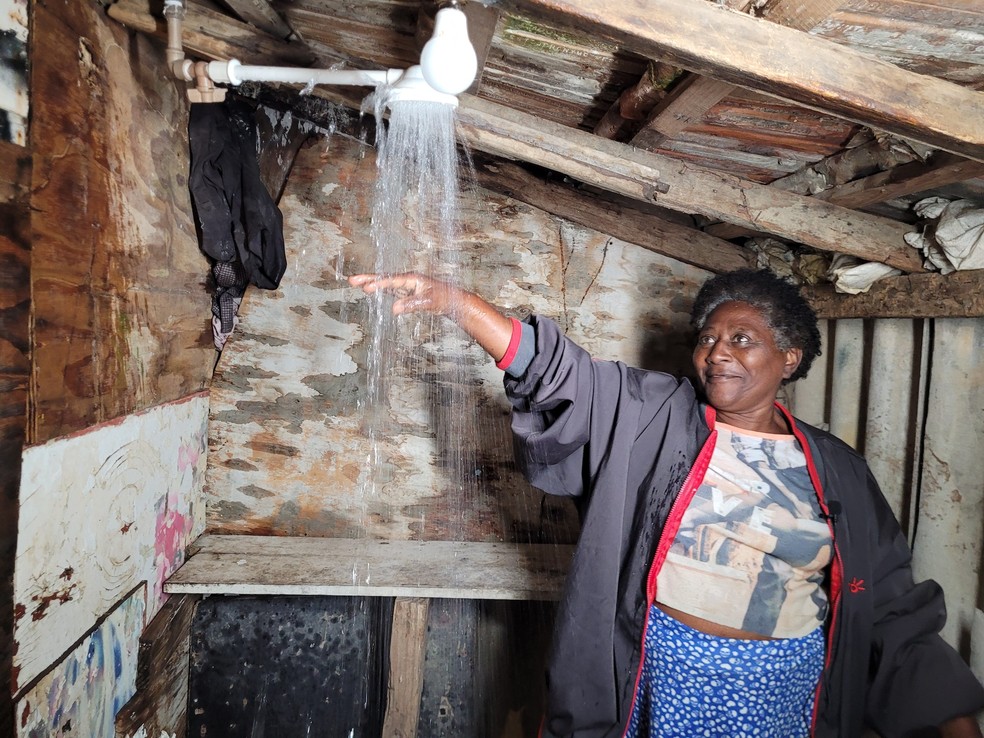  Rudi Silva Martins, moradora do Pavão-Pavãozinho, comunidade na Zona Sul do Rio, com água tratada em casa pela primeira vez aos 62 anos — Foto: Divulgação/Aegea
