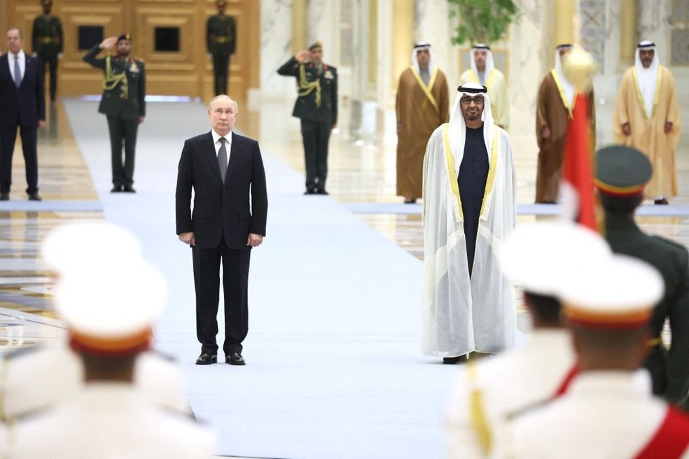 Vladimir Putin e o presidente dos Emirados Árabes Unidos, Sheikh Mohamed bin Zayed Al Nahyan — Foto: SERGEI SAVOSTYANOV/POOL/AFP via Getty Images