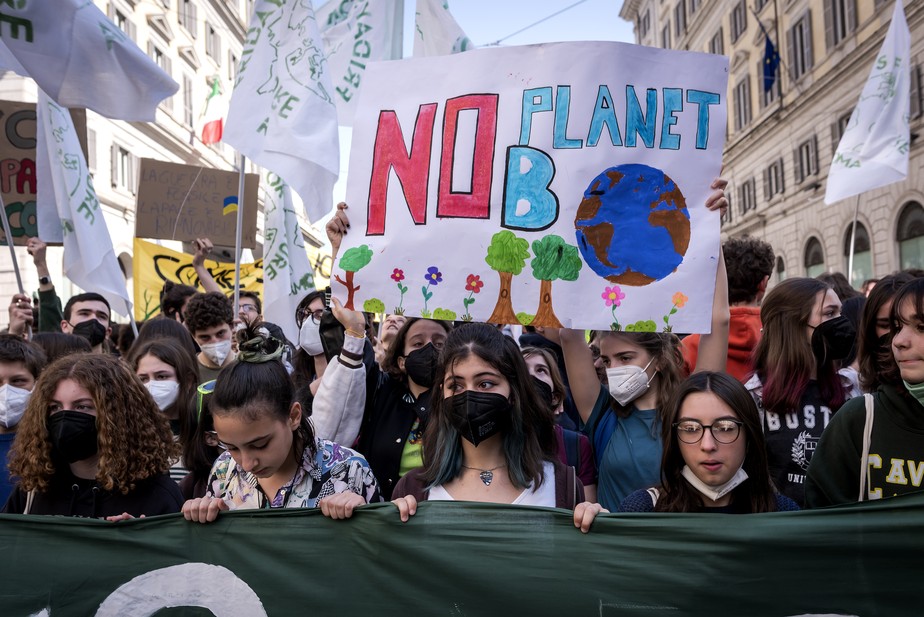 Jovens segurando cartaz 'Não existe Planeta B'.