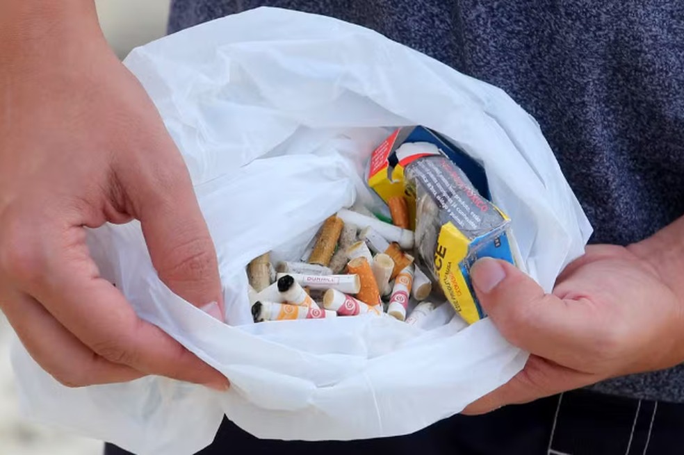 Material poluente: 200 mil guimbas em 8km de praia — Foto: Foto: Divulgação/ Luís Alvarenga