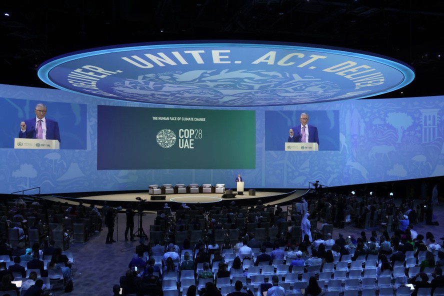Bill Gates discursa na COP28 em cerimônia que determinou verba para o combate a doenças tropicais agravadas pela mudança climática.