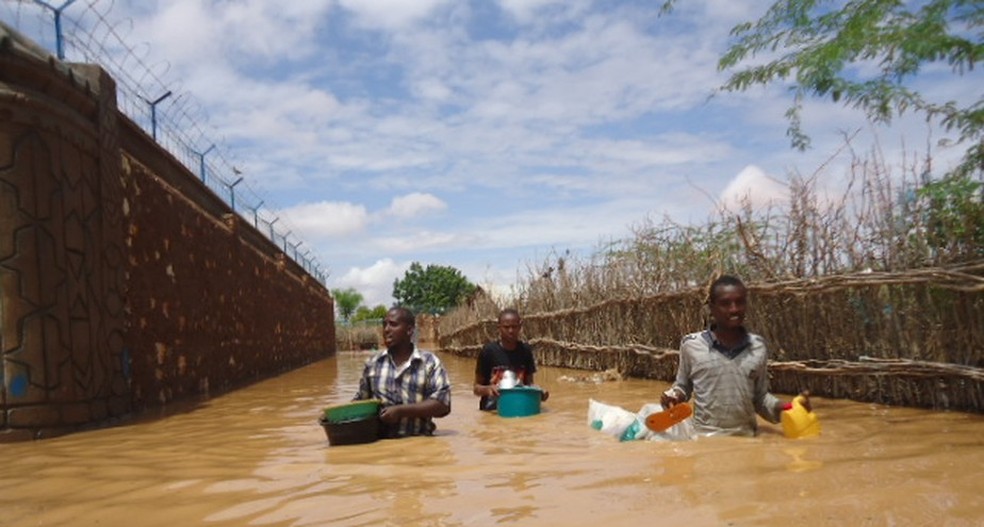 Moradores de Beletweyne, na Somália, atravessam água barrenta de enchente  — Foto: Oxfam East Africa/Flickr/HARDO