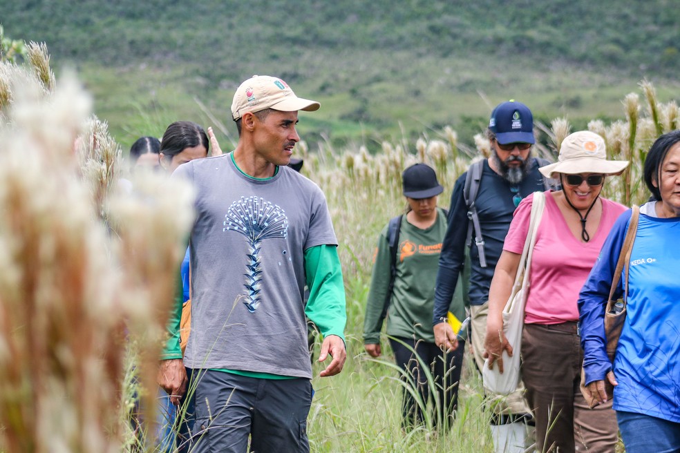 Claudomiro, da Cerrado de Pé, e demais restauradores contempledos no Edital em visita técnica na Chapada dos Veadeiros. — Foto: Vitor Saraiva