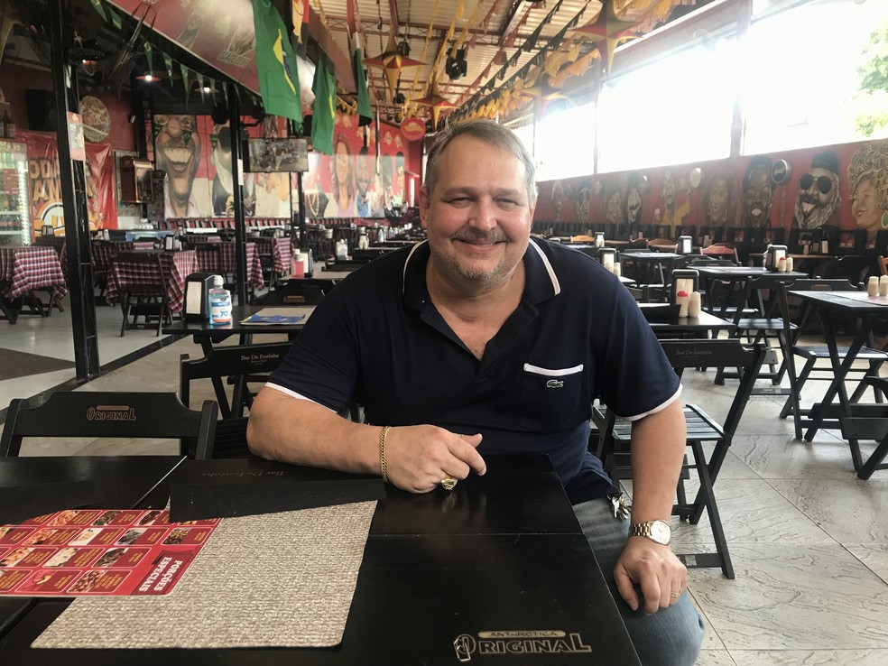  Claudio César Alves Rodrigues é proprietário do Bar da Feirinha, em Jacarepaguá (RJ): “A maioria do pessoal que busca emprego não tem qualificação. Eu tento ensinar o que aprendi, mas o tempo é muito corrido. O Bora vai me ajudar muito.” — Foto: G.Lab