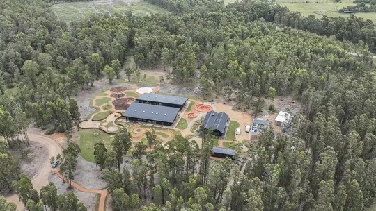 Esqueça os corredores: esta escola transforma a natureza em sala de aula Esqueça os corredores: esta escola transforma a natureza em sala de aula