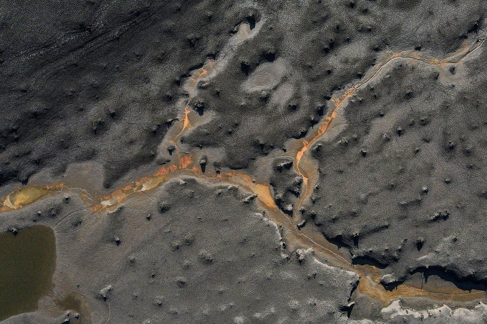 Vista aérea de uma seção seca do rio Santa Lucia no reservatório Paso Severino em 01 de julho de 2023, no Uruguai. — Foto: Getty Images