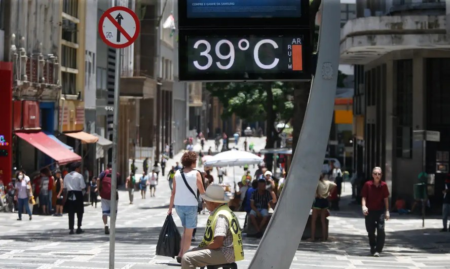 Termômetro registra calor e a má qualidade do ar na cidade de São Paulo.
