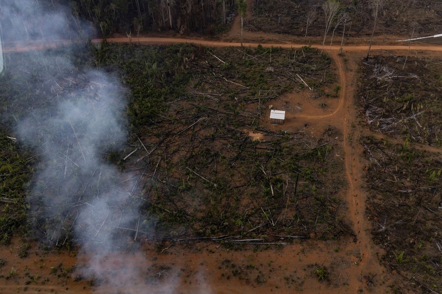 Vista aérea de um desmatamento na Amazônia para expansão pecuária, em Lábrea, no sul Amazonas.